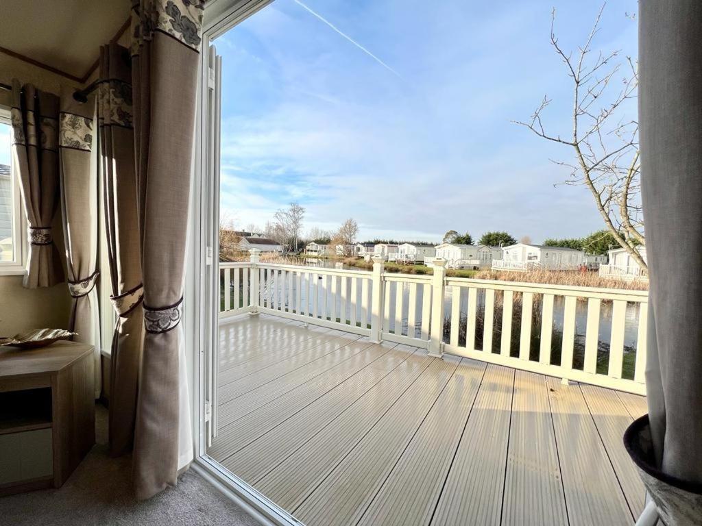 Stunning Caravan With Full Lake View At Southview Holiday Park Ref 33004Ml Skegness Ngoại thất bức ảnh
